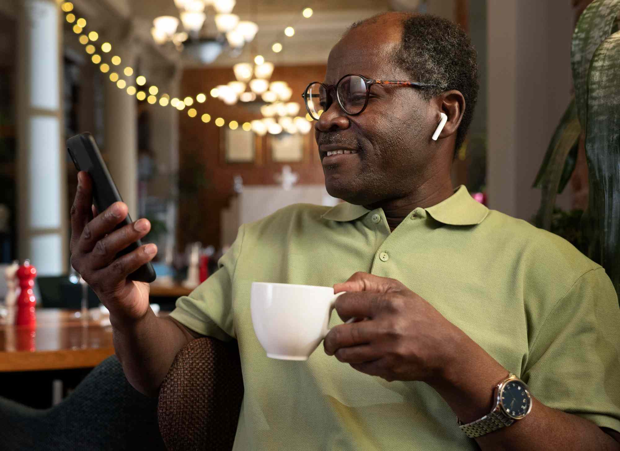 Client consultant le menu digital dans un restaurant